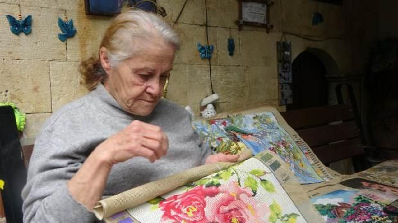 Hatay'da 72 yaşındaki kadın annesinden öğrendiği 'goblen' sanatıyla hayata tutunuyor!