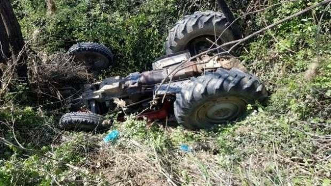 Devrilen trakt&ouml;r&uuml;n altında kalan &ccedil;ift&ccedil;i can verdi