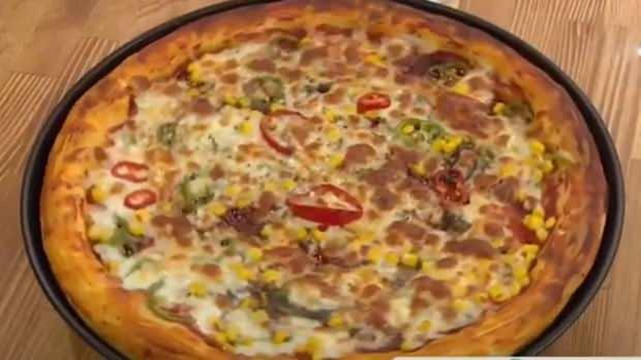 Evde pizza nasıl yapılır? Bol malzemeli anne pizzası tarifi...