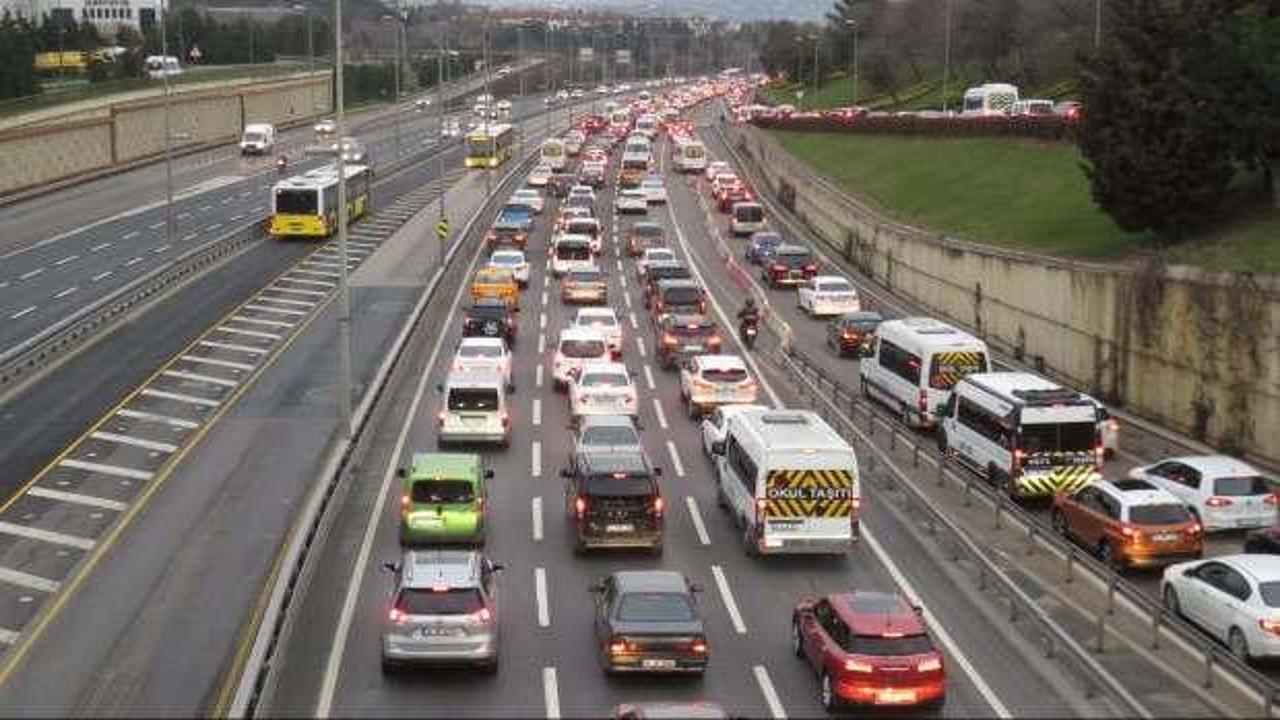 İstanbul'da ilk iş g&uuml;n&uuml;nde trafik yoğunluğu