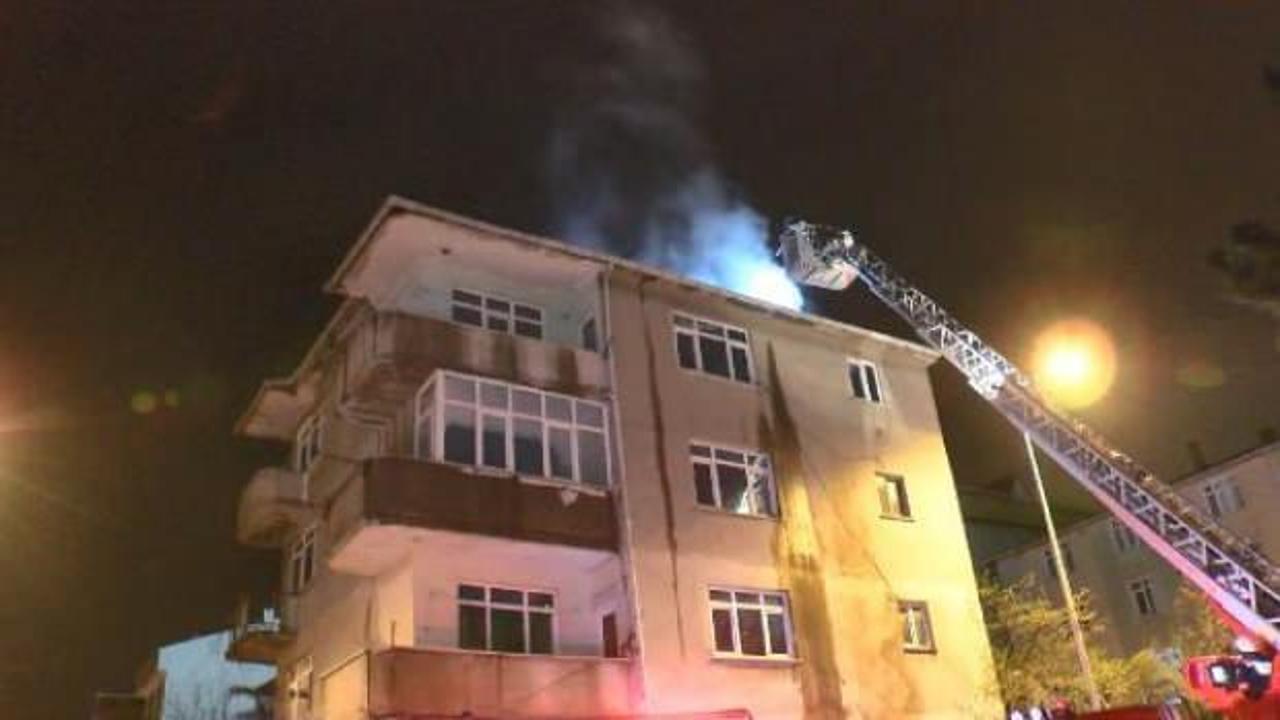 Sultanbeyli'de kentsel dönüşüm nedeniyle boşaltılan binanın çatısında yangın