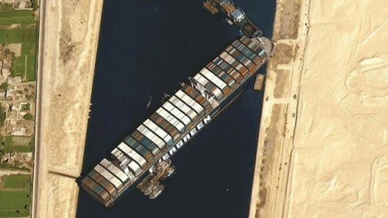 Süveyş Kanalı'nda bekleyen tüm gemilerin geçişi tamamlandı