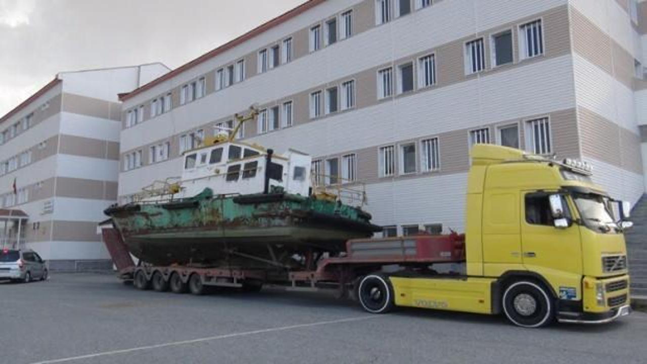 25 tonluk tekne okul bahçesine taşındı