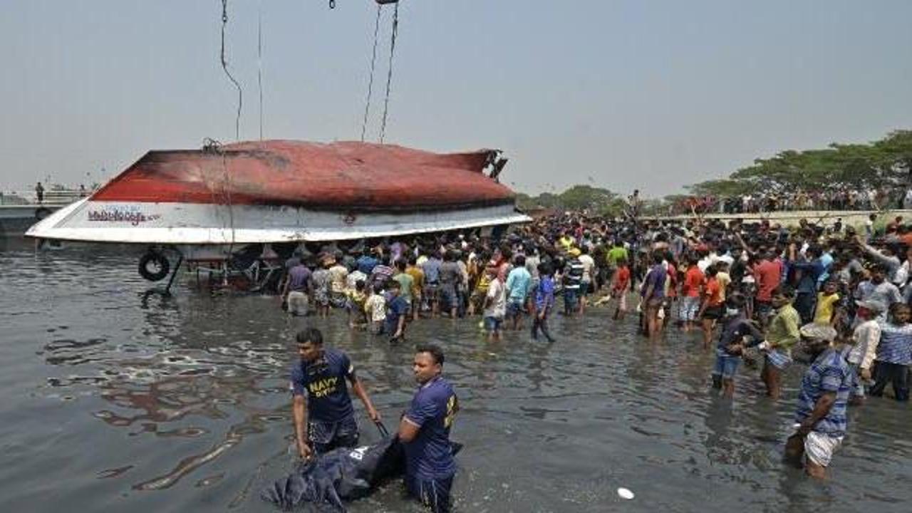 Bangladeş'te feribot devrildi: 34 ölü