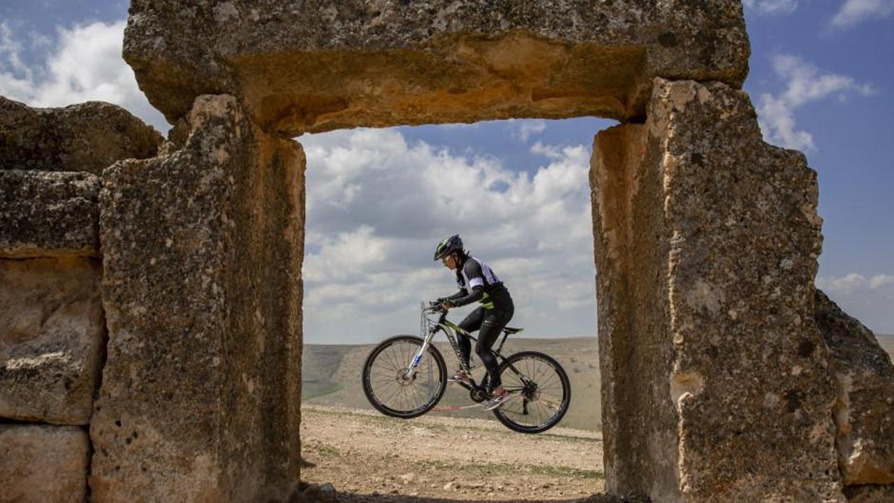 Bisiklet tutkunlarının yeni rotası: 3 bin yıllık Zerzevan Kalesi