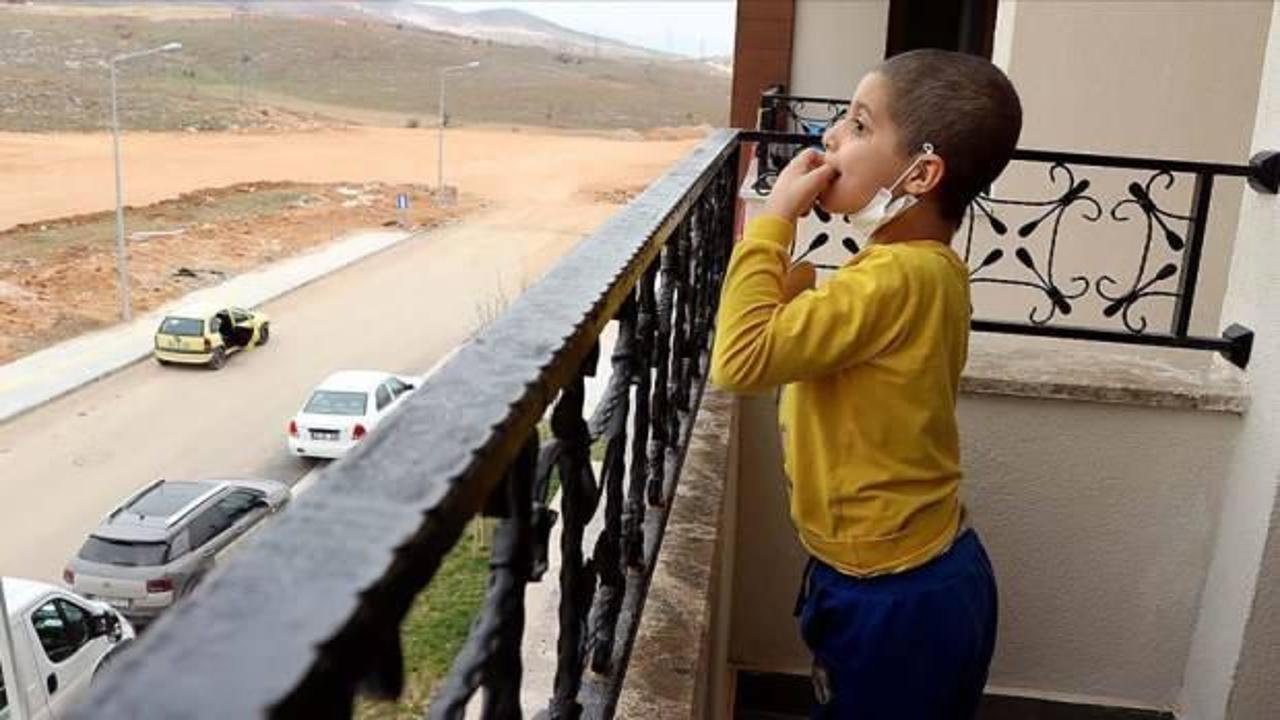 Cumhurbaşkanı Erdoğan'ın tedavisini üstlendiği küçük Taha hayalindeki balkonlu eve kavuştu