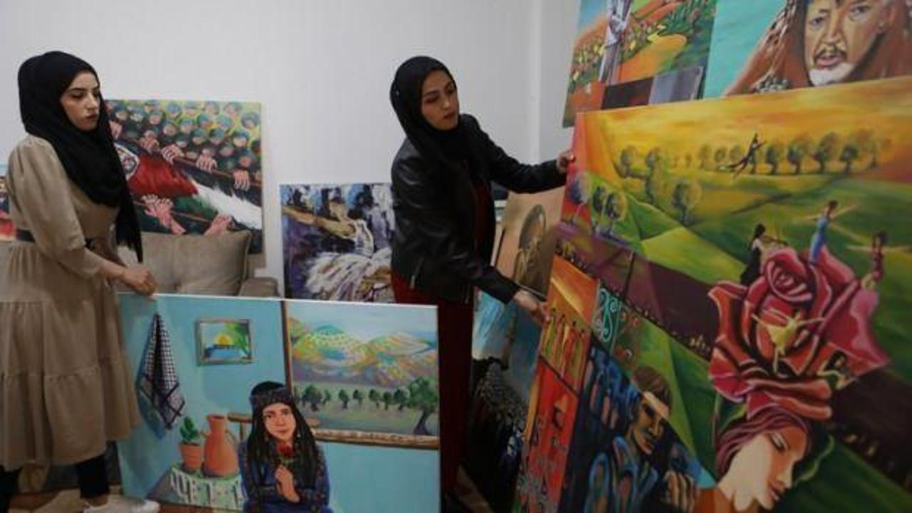 Filistinli mülteci kız kardeşler kalabalık ailelerini resim yaparak geçindiriyor