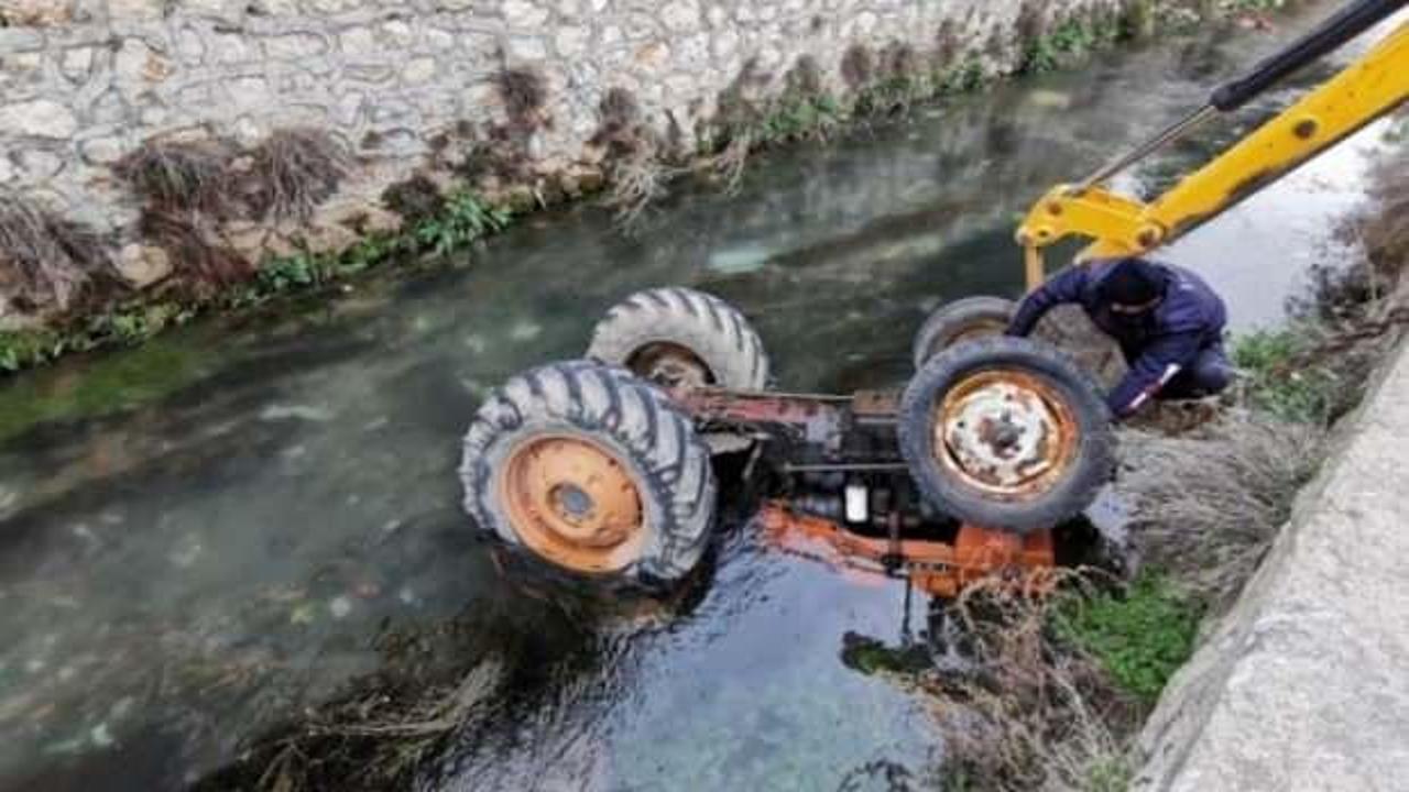 Kontrolden çıkan traktör sürücüsüyle nehire düştü