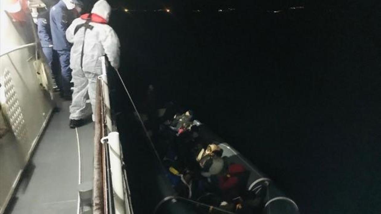 Lastik botla denizde mahsur kalan 24 sığınmacı kurtarıldı