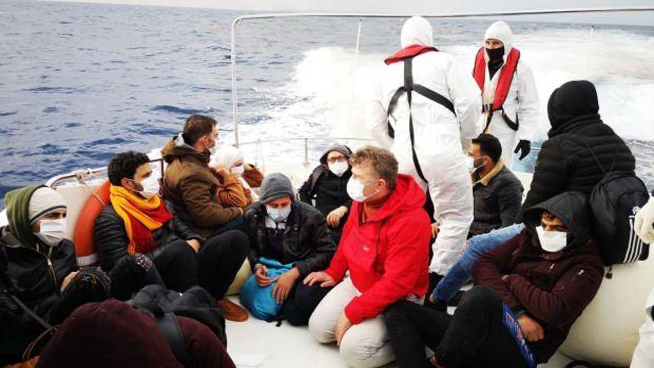 Lastik botun motorunu bozup 15 göçmeni Türkiye'ye ittiler