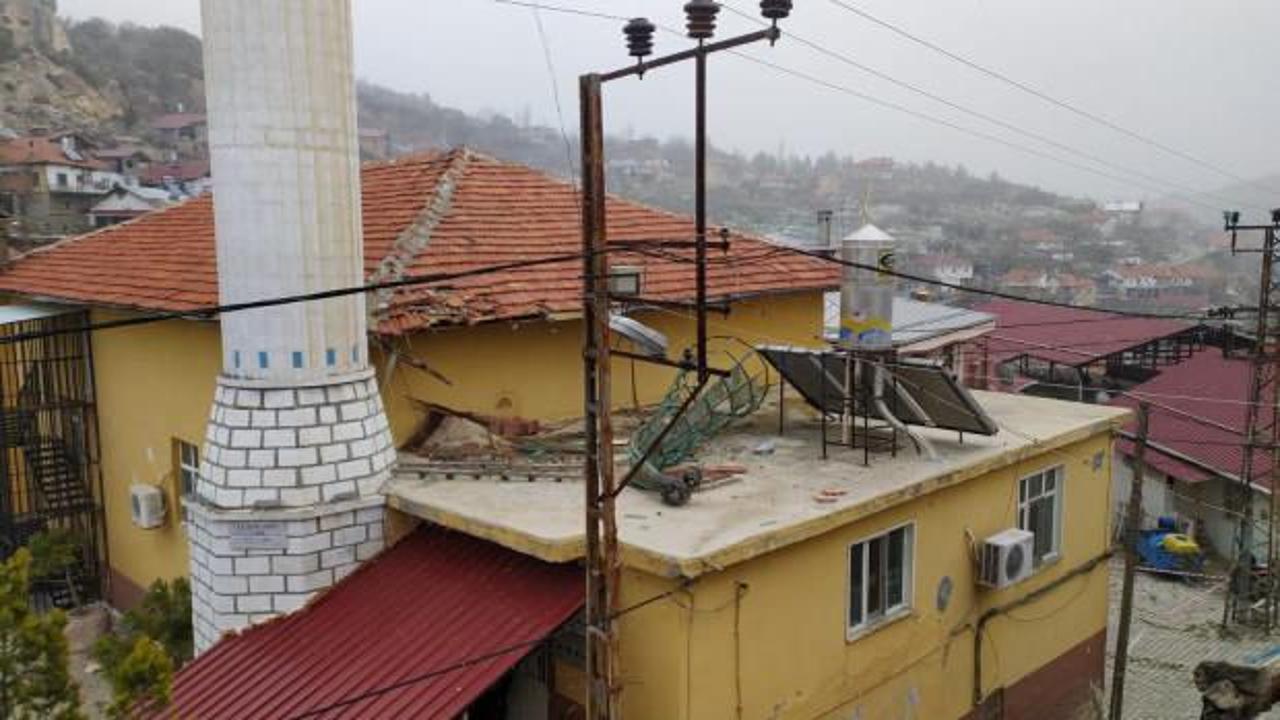 Şiddetli fırtına cami minaresinin külahını uçurdu