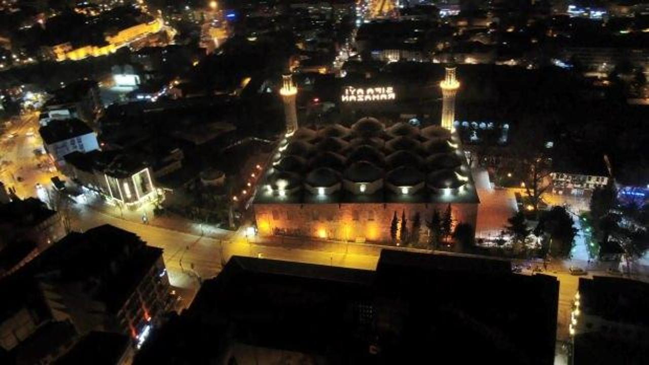 622 yıllık Ulu Cami'ye asılan Ramazan mahyası geceyi aydınlattı