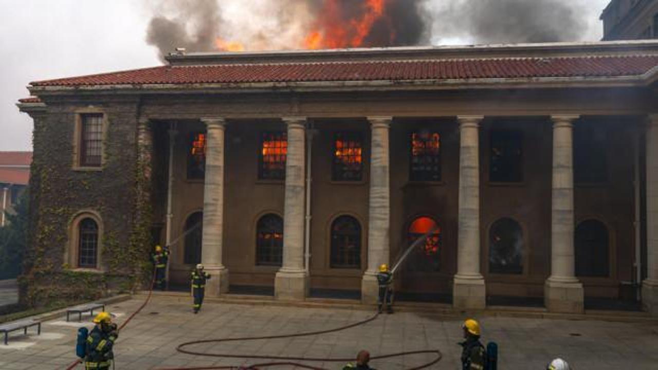 Güney Afrika’daki Tafelberg Dağı’nda yangın çıktı