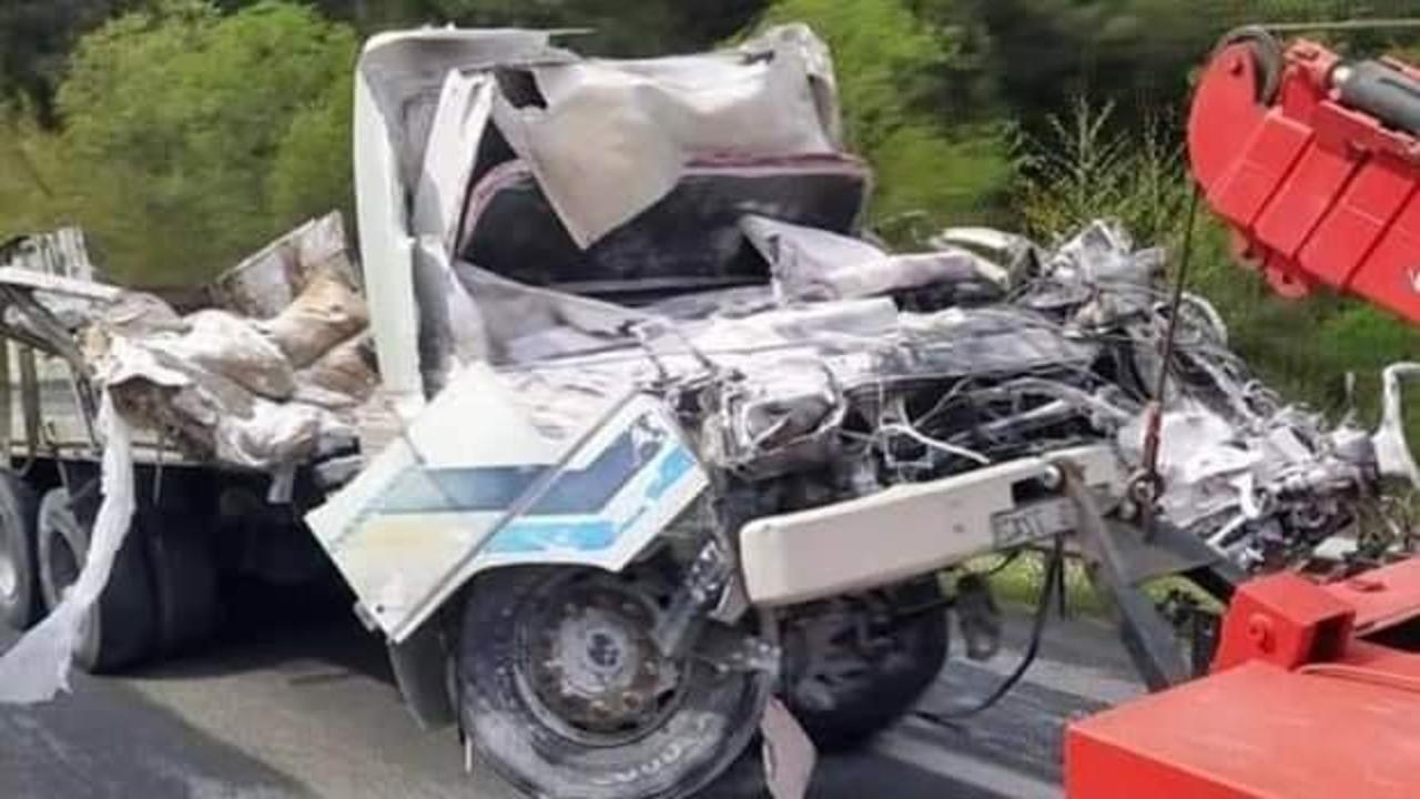 İzmir'de freni patlayan kamyon devrildi: 1 ölü