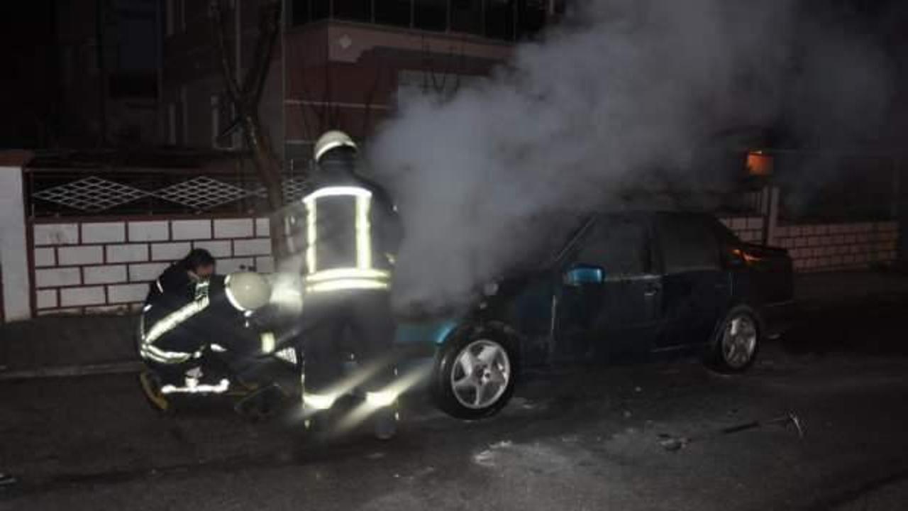 Karaman'da park halindeki otomobil alev alev yandı
