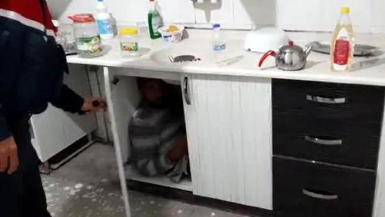 Kumar baskınında mutfak dolabında yakalandı