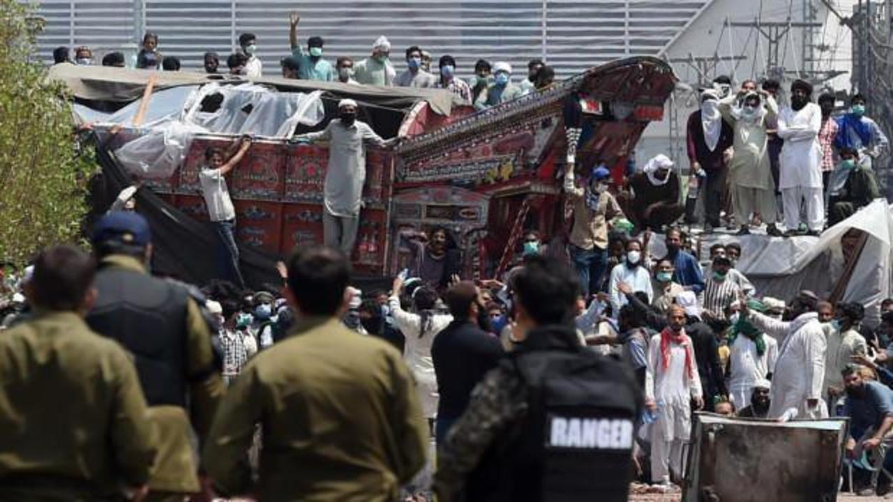 Pakistan'da polis göstericilere ateş açtı: 3 ölü, 50 yaralı