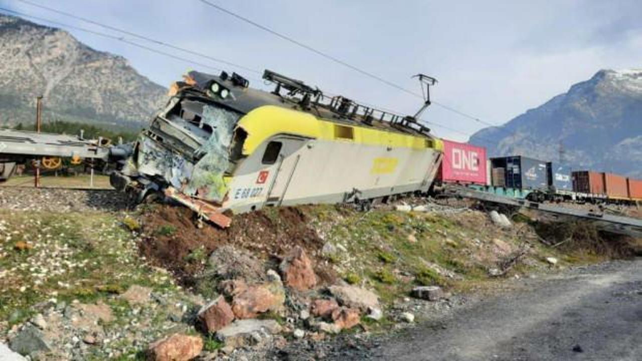 Adana'da y&uuml;k treni raydan &ccedil;ıktı!