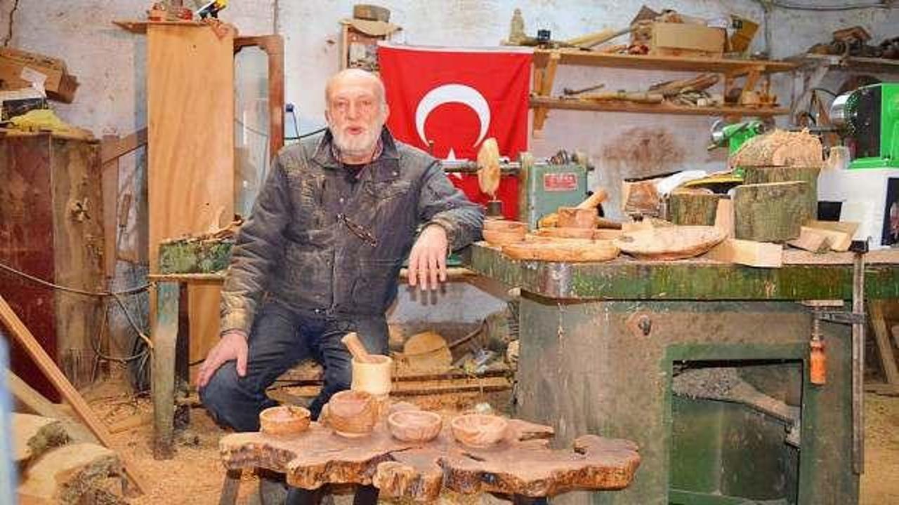 Bursa'da emekli öğretmen ahşap sanatıyla siparişlere yetişemiyor!