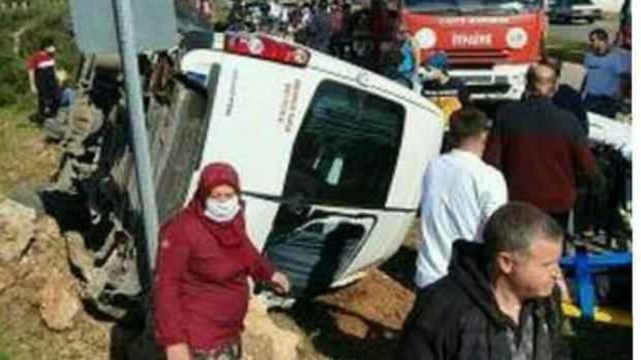 Antalya'da servis minibüsüyle otomobil çarpıştı: 1 ölü 8 yaralı