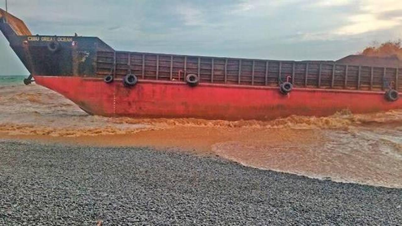 Filipinler'de kargo gemisi karaya oturdu: 4 ölü, 9 kayıp