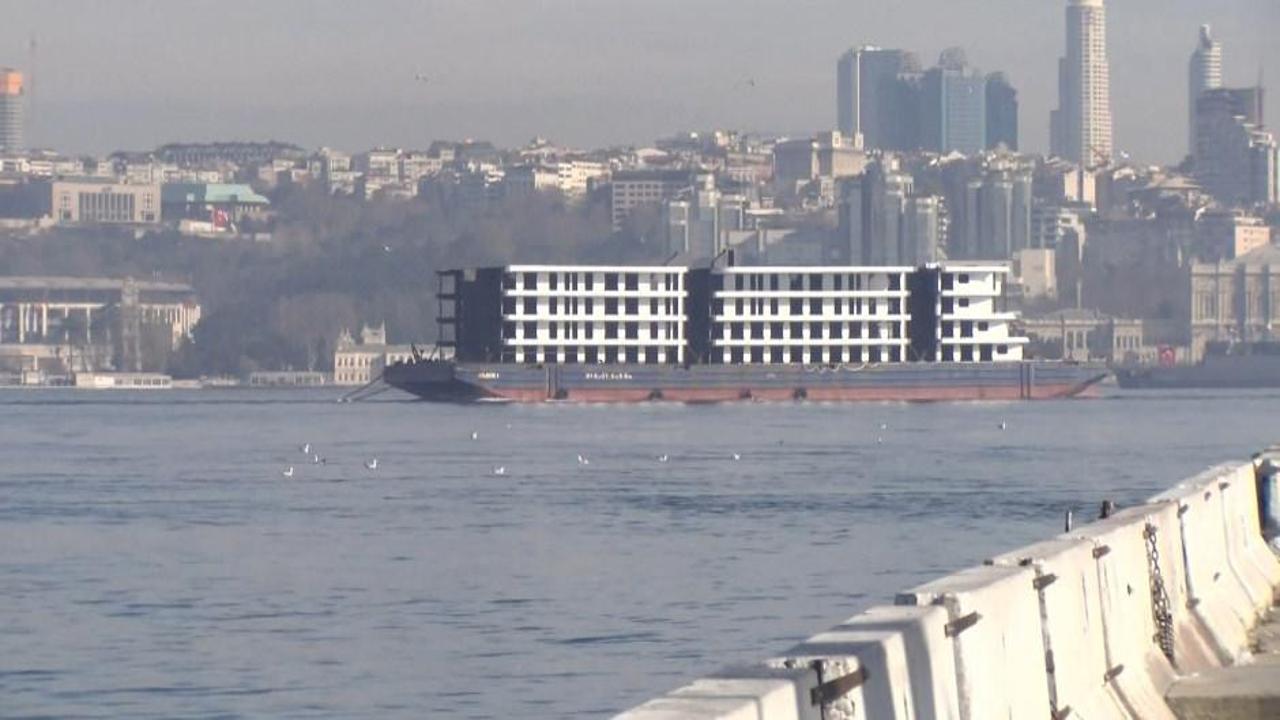 İstanbul Boğazı'ndan '4 katlı apartman' geçti