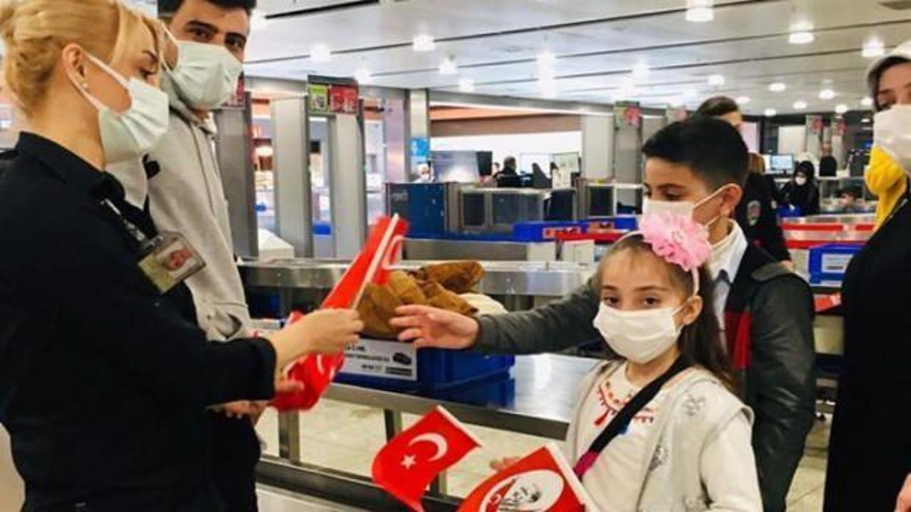 Sabiha Gökçen Havalimanında çocuk yolcular Türk bayraklarıyla karşılandı