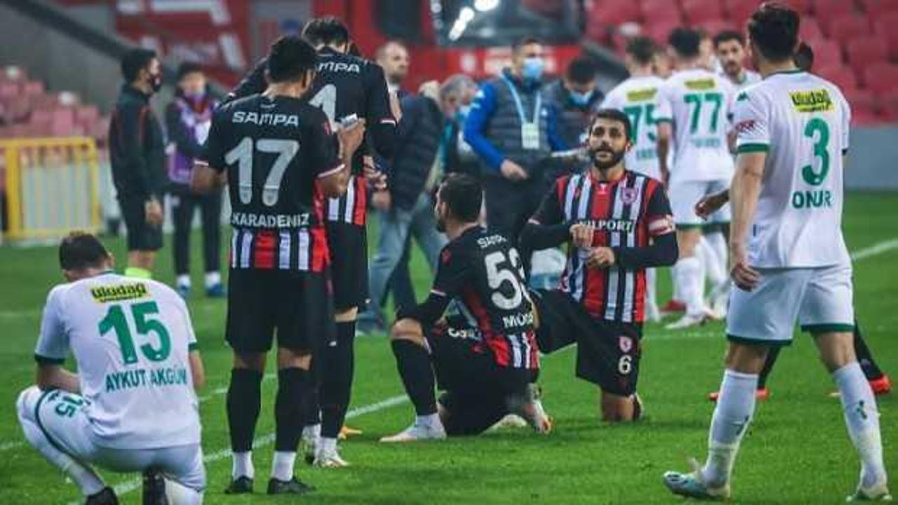  Samsunspor ve Bursasporlu futbolcular saha kenarında oruçlarını açtı