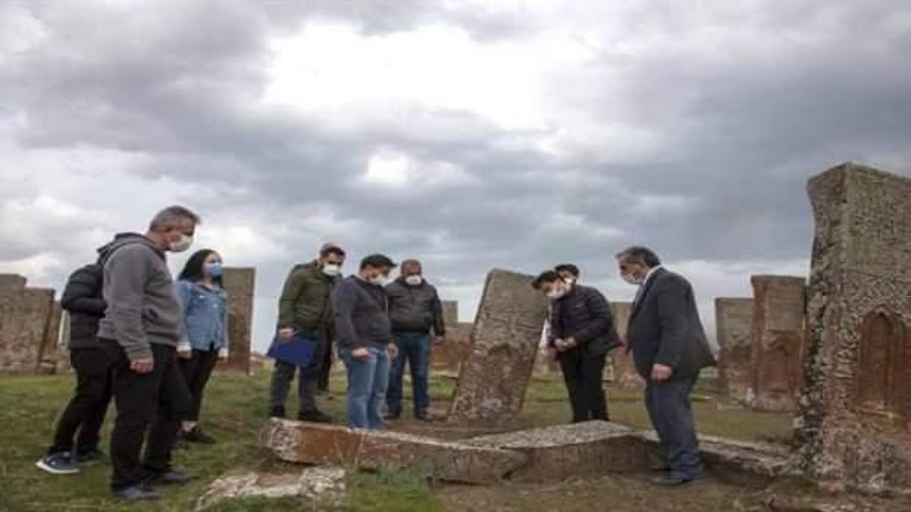 Sel&ccedil;uklu mezar taşları ayağa kaldırılıyor