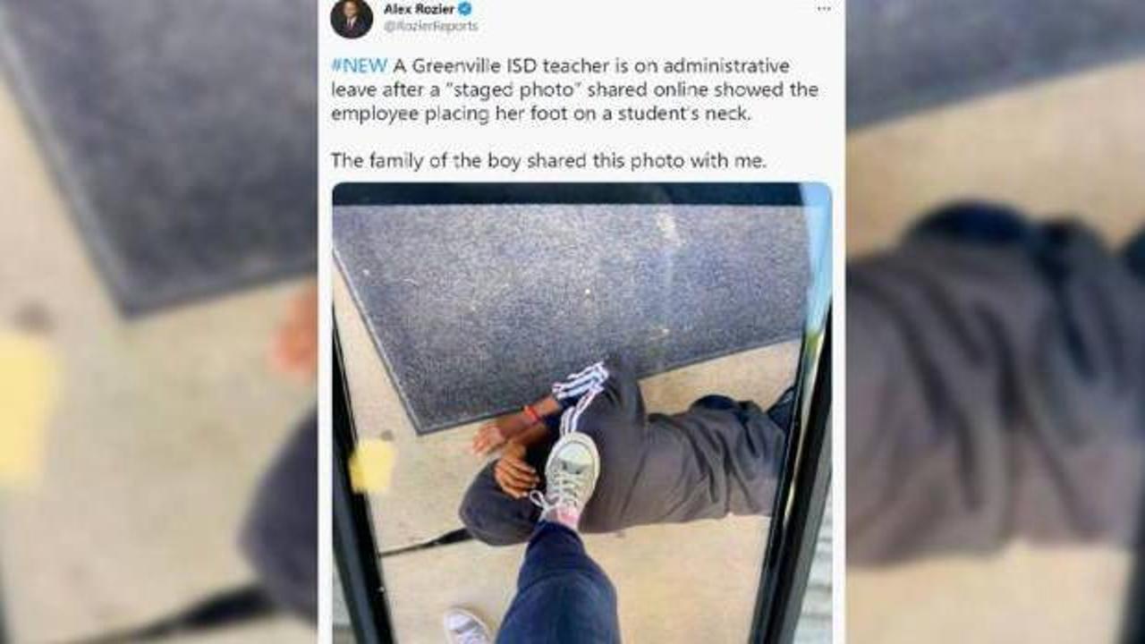 Siyahi öğrencinin üzerine basarak fotoğraf çeken öğretmen görevden uzaklaştırıldı