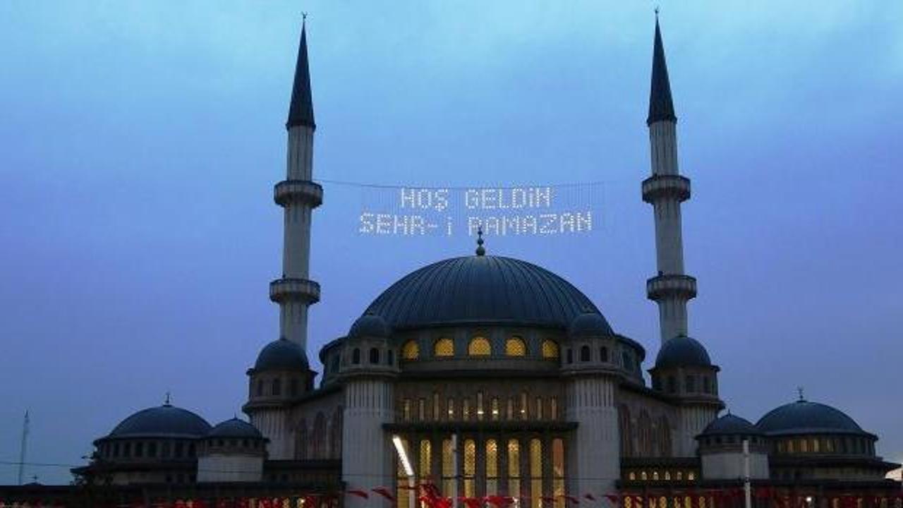 Taksim Camii'ne mahyalar asıldı