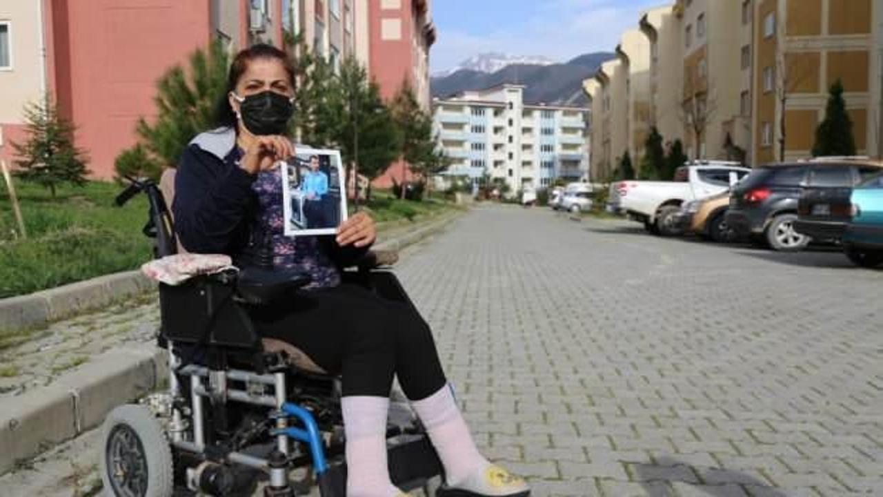 Tekerlekli sandalyeye mahkum anne oğlunun yolunu bekliyor