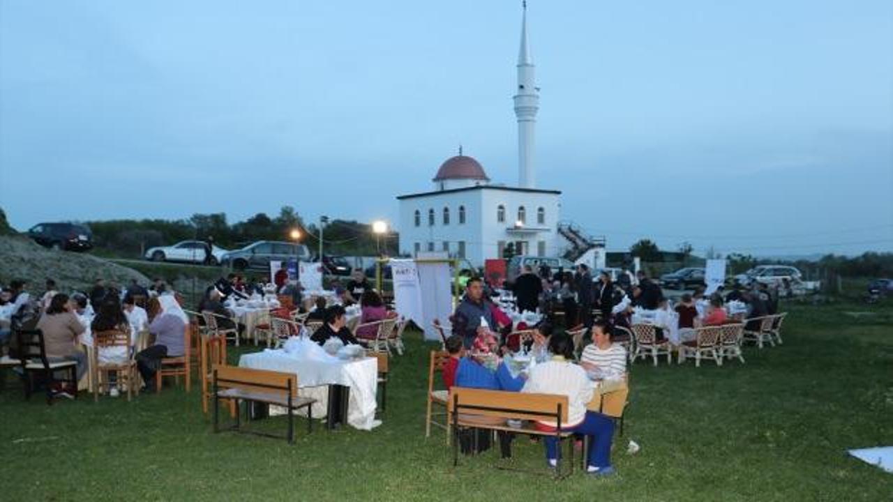 TİKA Arnavutluk'ta ihtiyaç sahiplerine iftar sofrası kurdu
