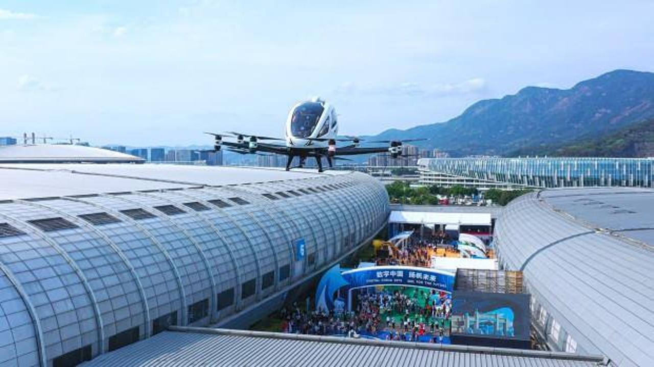 Çin'de sürücüsüz drone taksi 2 yolcusuyla uçtu 