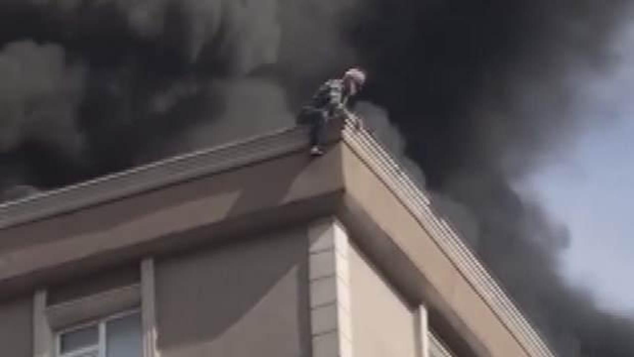 Bağcılar'da yangın: Mahsur kalan kişi 6. kattan atladı