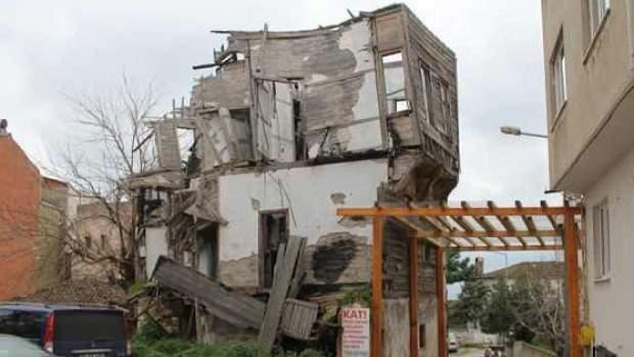 G&ouml;&ccedil;mek &uuml;zere olan ahşap ev satışa &ccedil;ııkarıldı