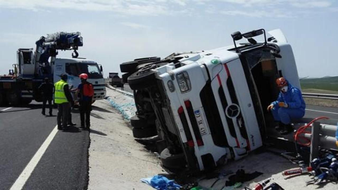 Limon y&uuml;kl&uuml; TIR devrildi, s&uuml;r&uuml;c&uuml; hayatını kaybetti