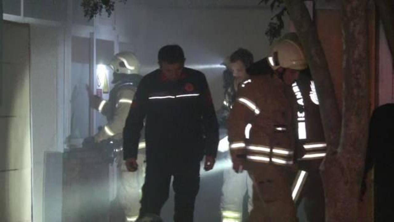 Pendik’te hastane yangını: Sağlık çalışanları yangın tüpleri ile müdahalede bulundu