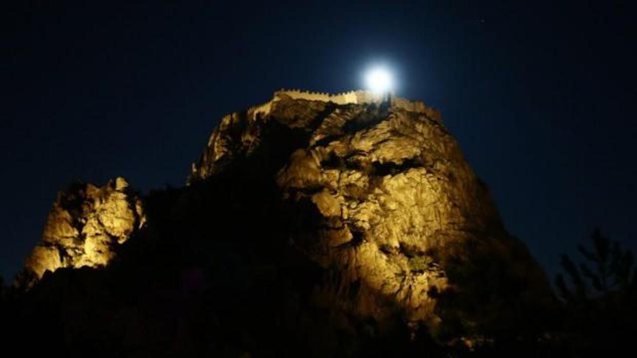 "Süper Pembe Ay" gökyüzünde görsel şölen oluşturdu