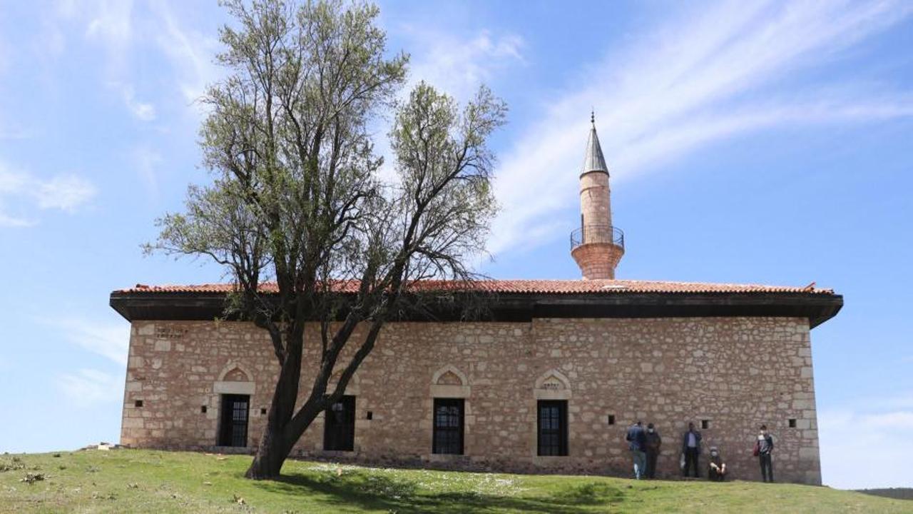 Tarih kokan 6 asırlık cami ziyaretçilerini bekliyor