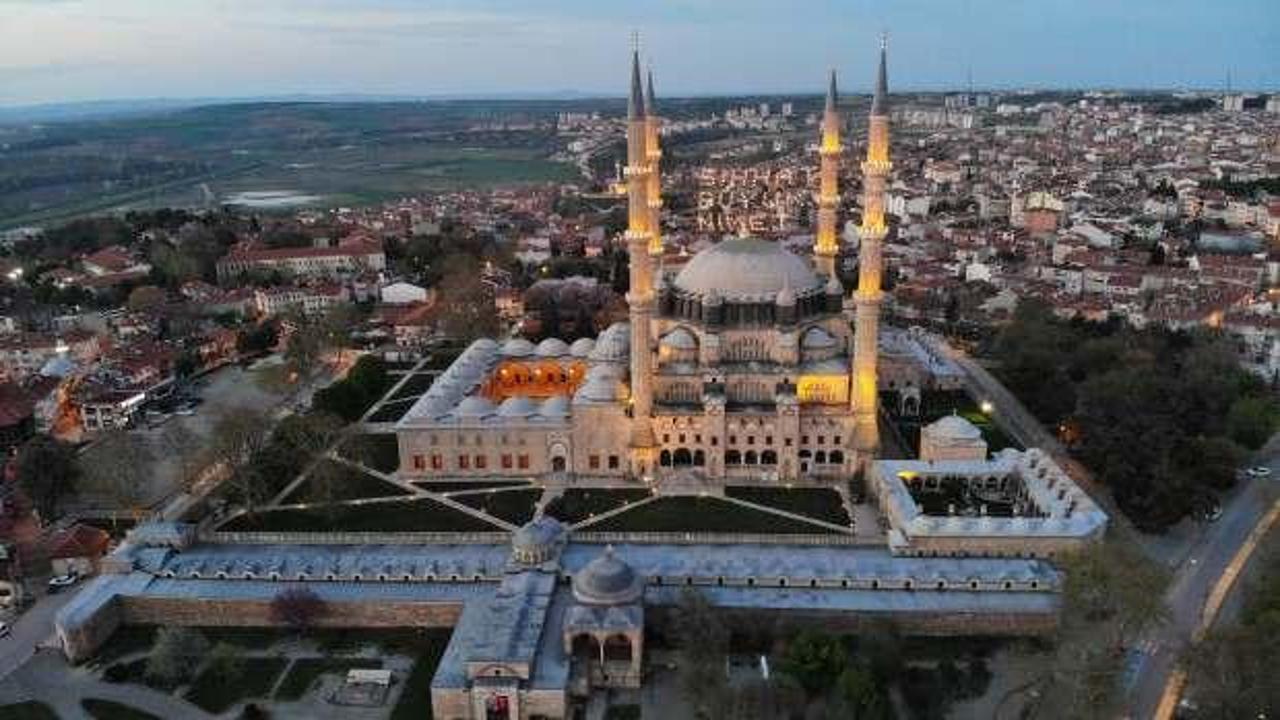 Türk-İslam mimarisinin gözbebeğine korona ayarı 