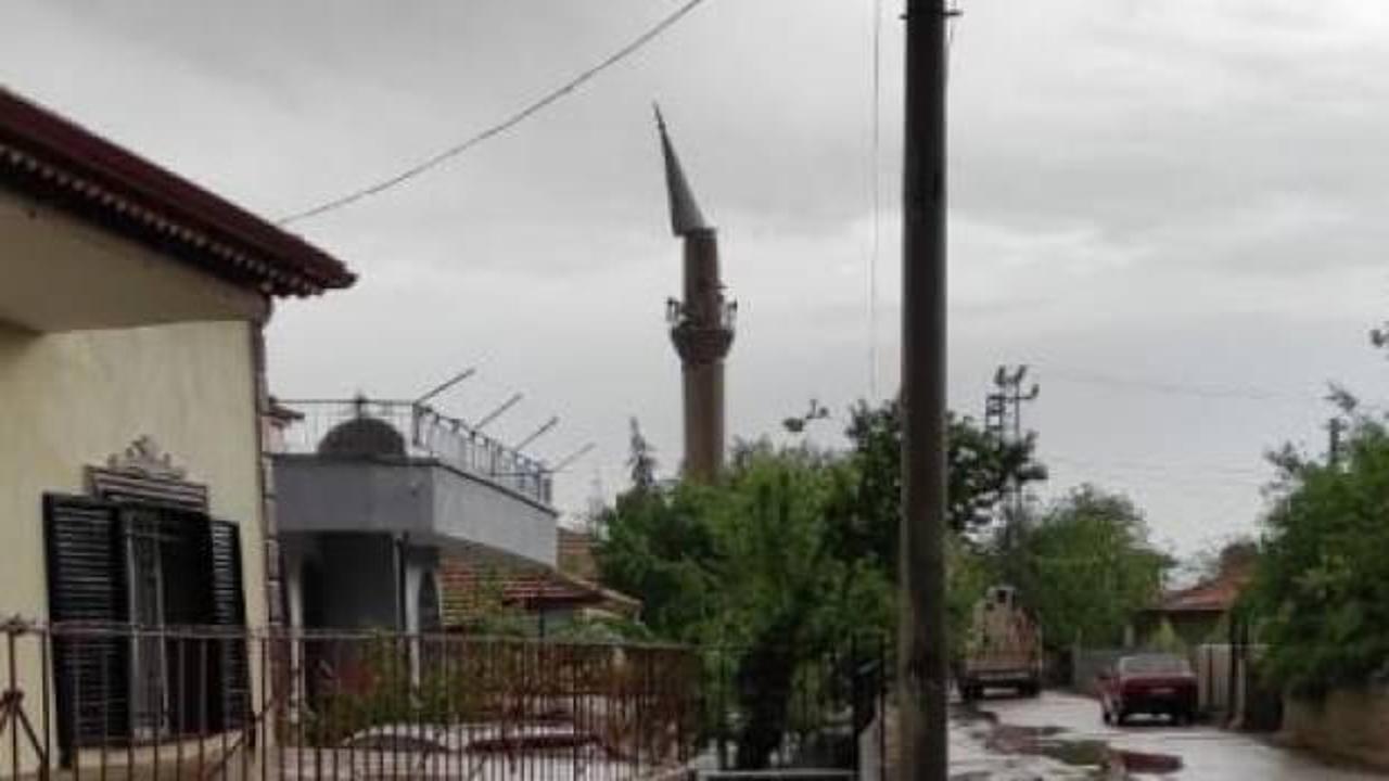 Ankara’daki fırtına minarenin kubbesini devirdi