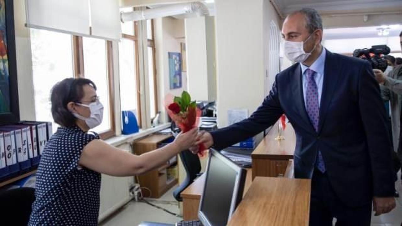 Bakan Gül Noterler Günü'nü kutladı, çalışanlara çiçek verdi