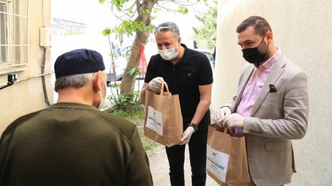 Radyocular bu kez mikrofonun değil, yemeğin başındalar