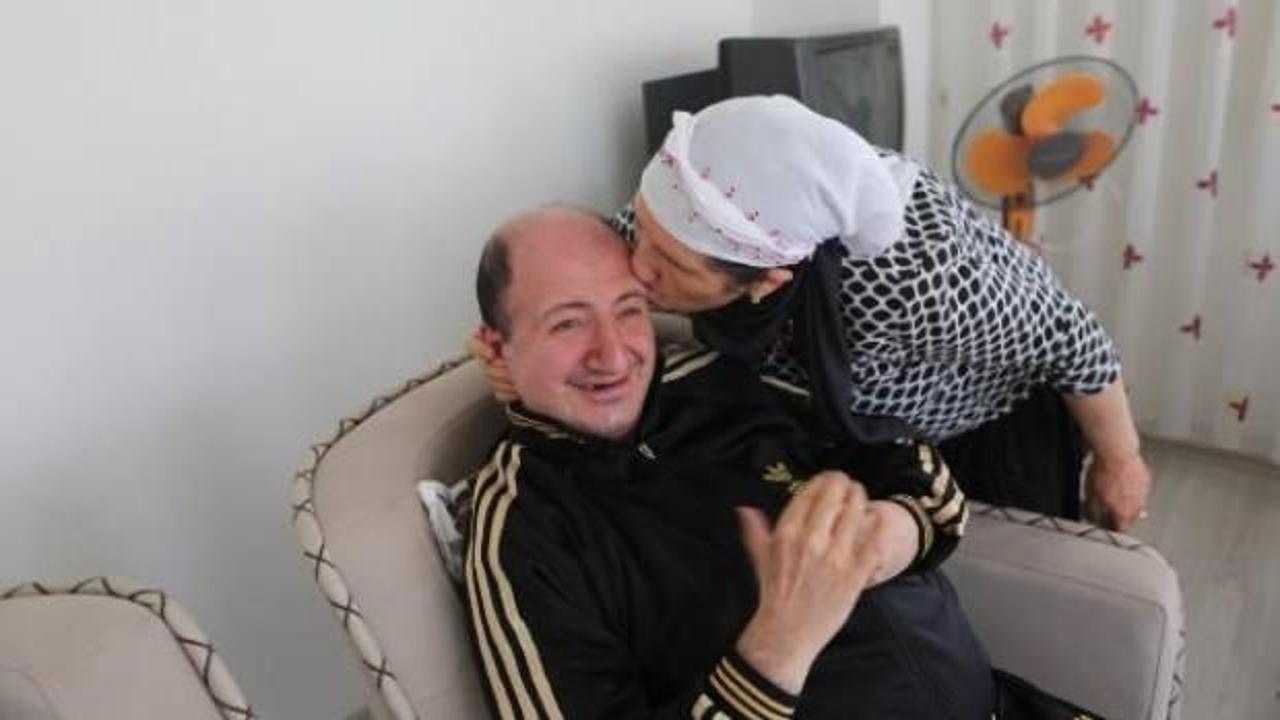 Fedakar anne, 45 yıldır 4 engelli &ccedil;ocuğuna bakıyor