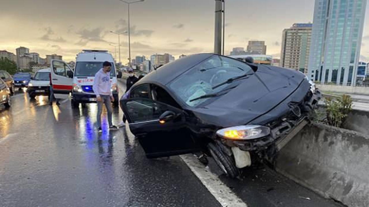 Kadıköy'de halk otobüsü, minibüs ve otomobilin karıştığı kazada 4 yaralı