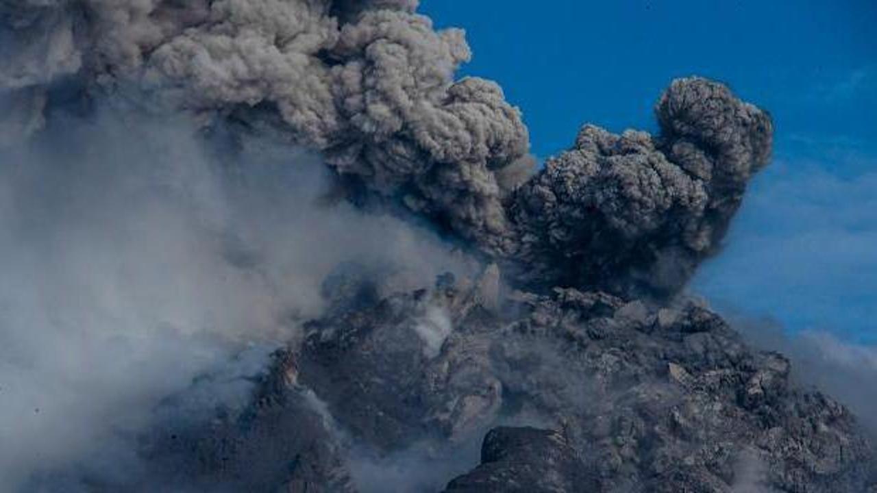 Sinabung Yanardağı yeniden kül püskürtmeye başladı
