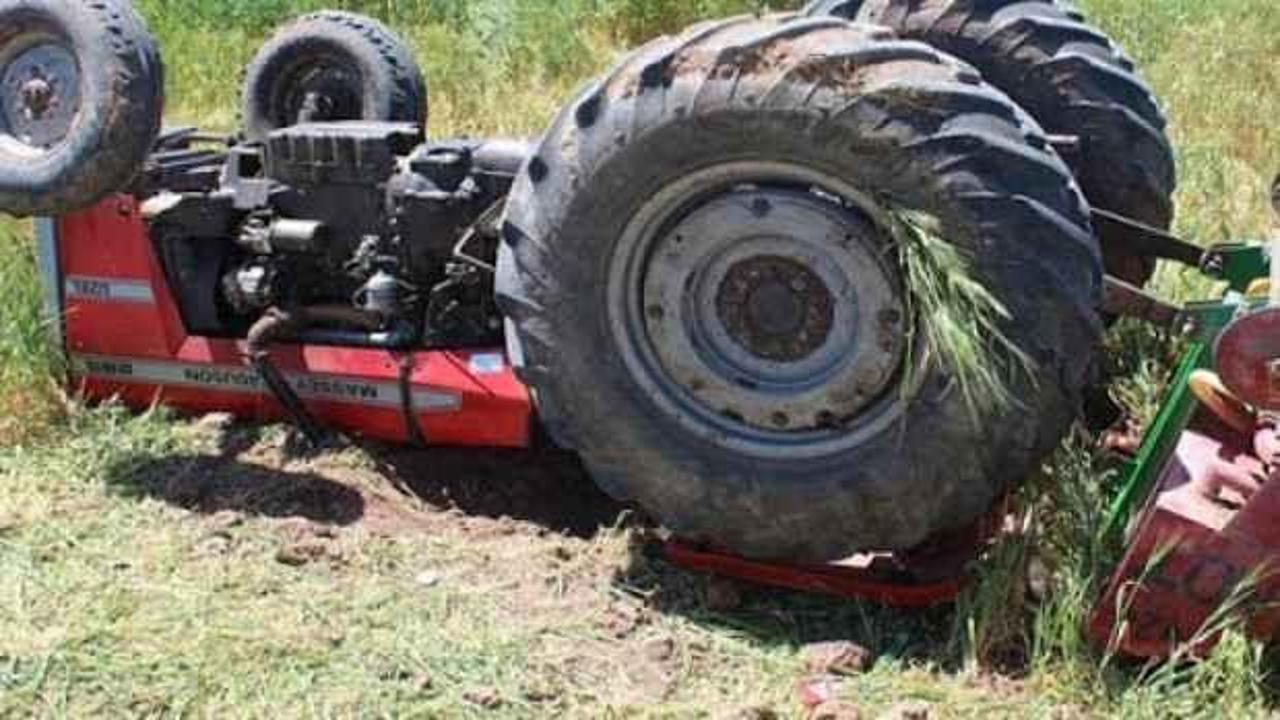 Traktör devrildi, hayatını kaybetti