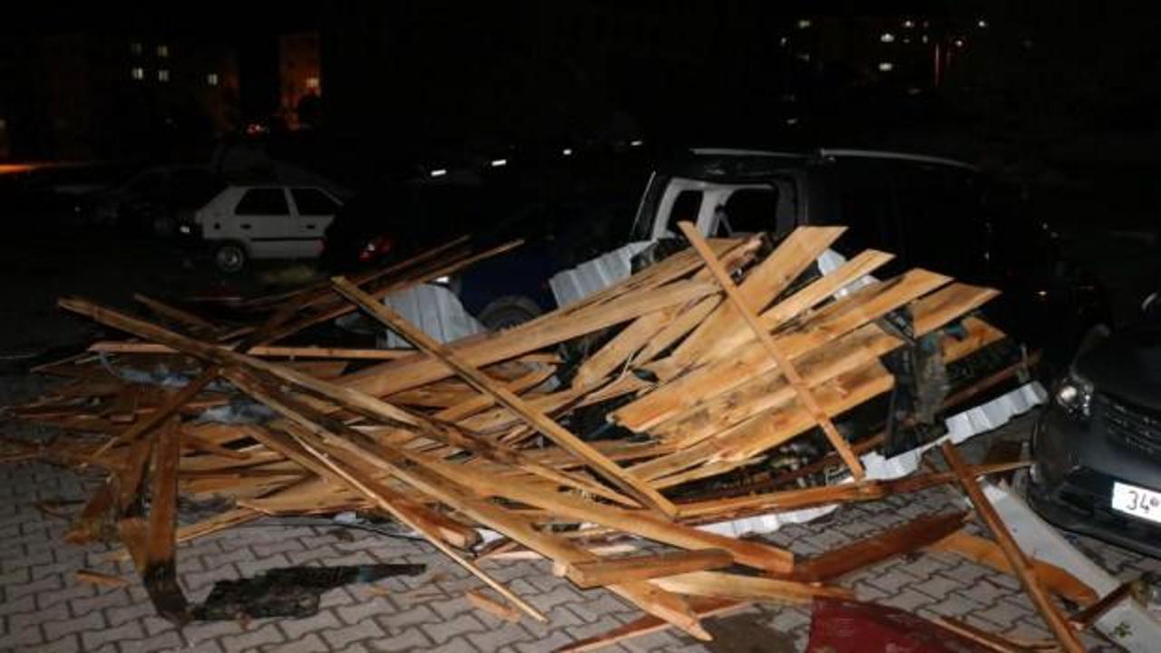 Yozgat’ta etkili olan fırtına çatıları uçurdu, çok sayıda araca hasar verdi