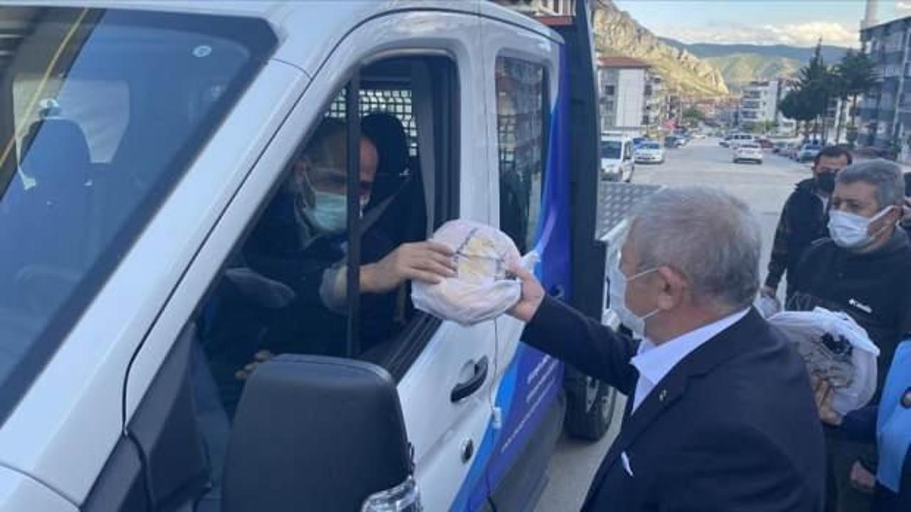 Amasya Belediyesi vatandaşlara ramazanın her günü 3 bin pide dağıtıyor
